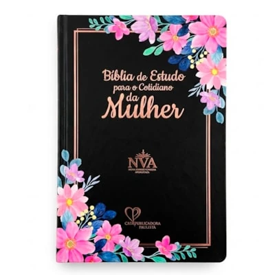 Bíblia de Estudo para o Cotidiano da Mulher NVA, capa preta com flores rosas e detalhes em salmão