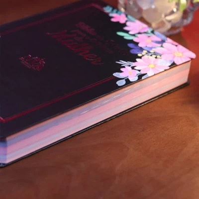 Detalhe da capa preta com flores rosas e da borda colorida da Bíblia