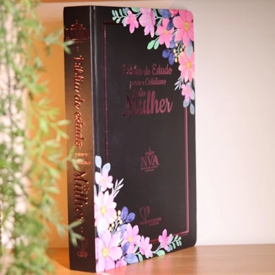 Capa e lombada da Bíblia para o Cotidiano da Mulher, com acabamento floral